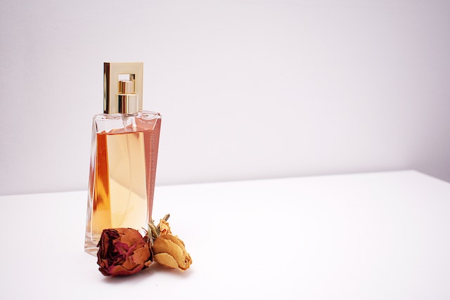 perfumy z zapachem drzewa sandałowego
